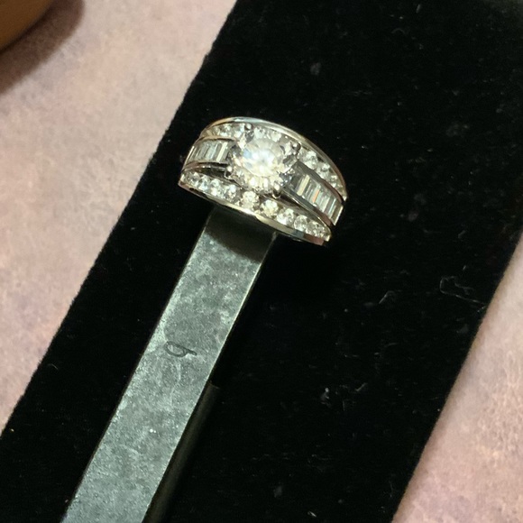 NWOT Solitaire Engagement Ring w/ CZs Sz 6.75 - JTV - Sterling Silver - Picture 2 of 11